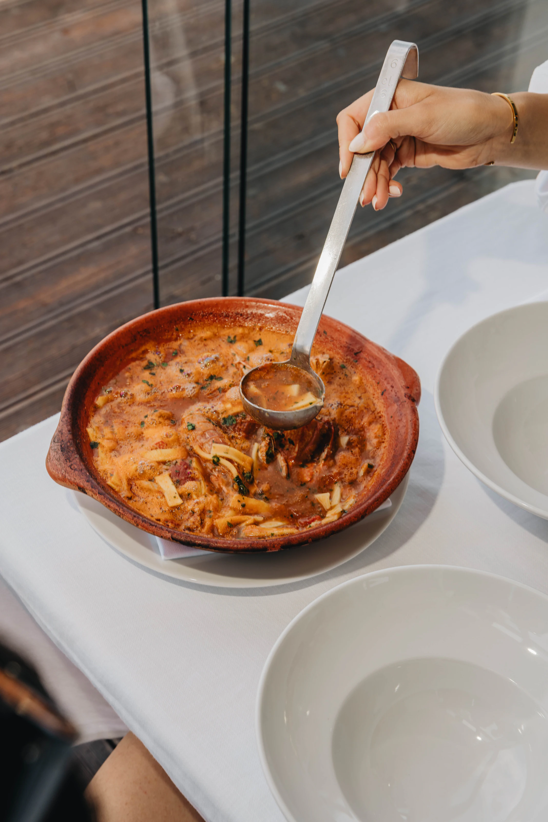 Piatto caldo servito al tavolo