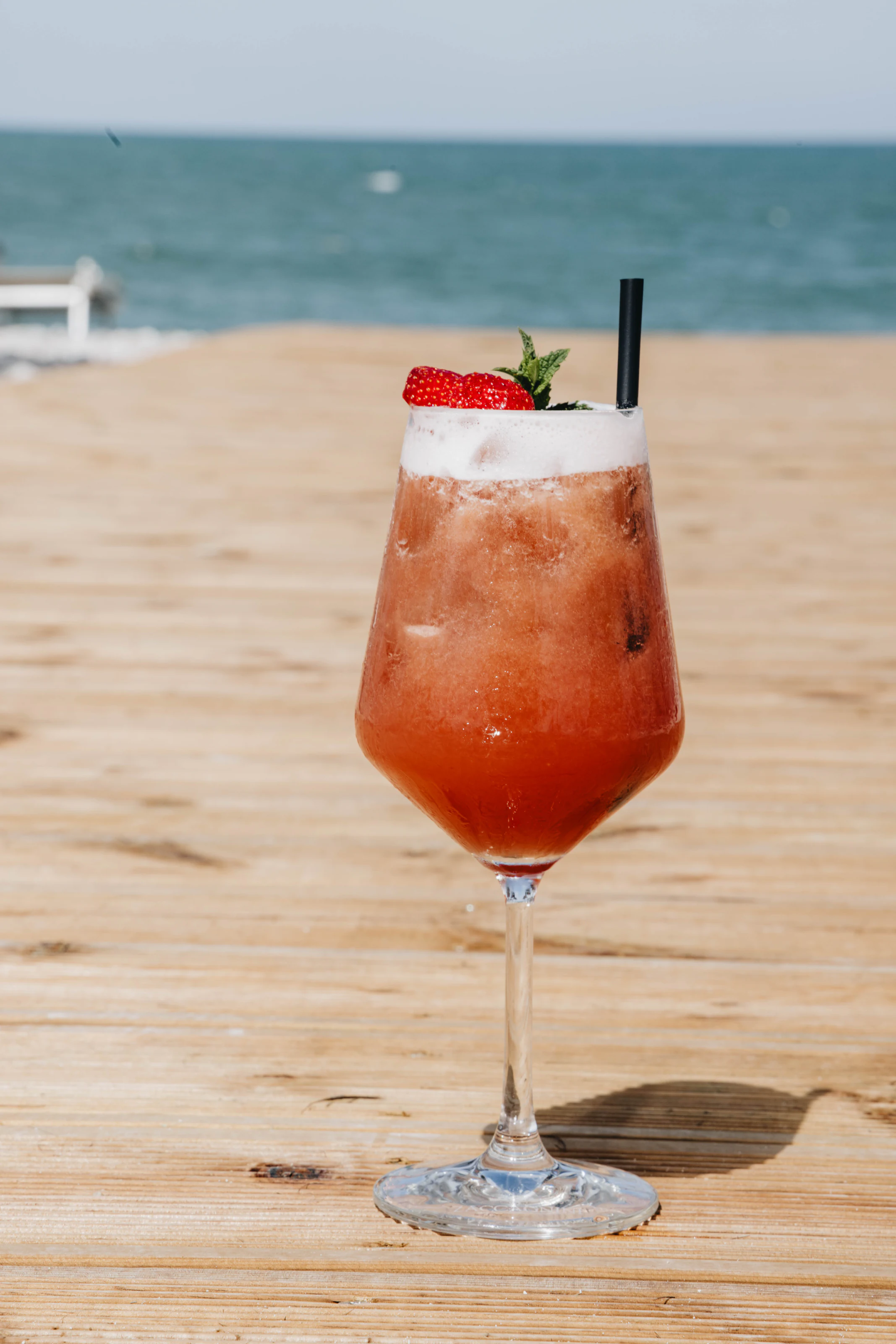 Cocktail sul deck davanti alla riva